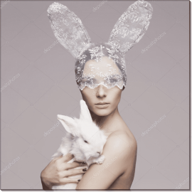 Девушка с белым кроликом